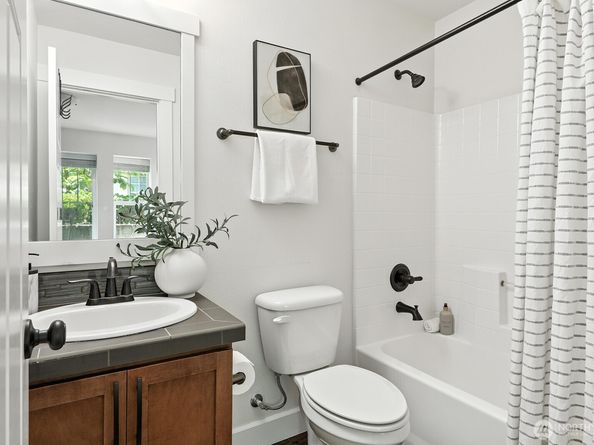 1021 10th Avenue NE, Issaquah WA 98029
