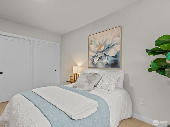 11504 Sand Point Way NE, Seattle WA 98125