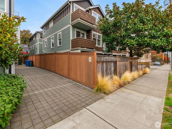 616 N 45th Street A, Seattle WA 98103