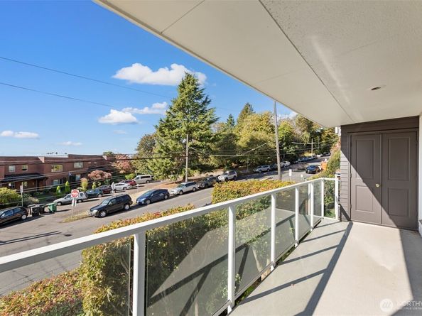 500 W Olympic Place 203, Seattle WA 98119
