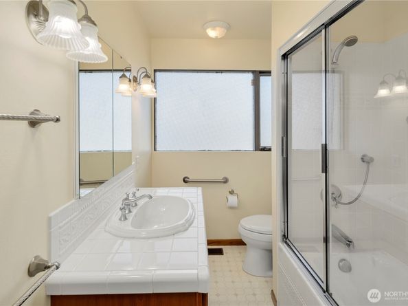 3653 W Commodore Way, Seattle WA 98199