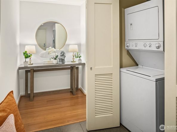 76 Cedar St 405, Seattle WA 98121