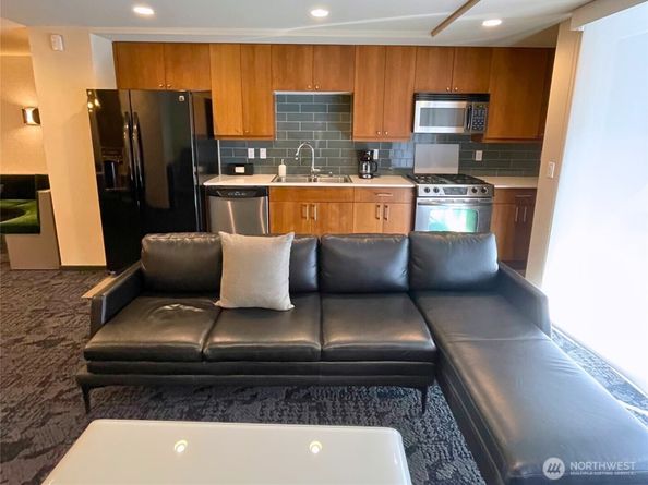 76 Cedar St 405, Seattle WA 98121