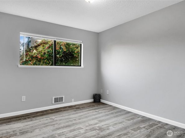 2562 Thorndyke Avenue W 104, Seattle WA 98199