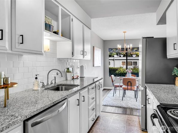2562 Thorndyke Avenue W 104, Seattle WA 98199