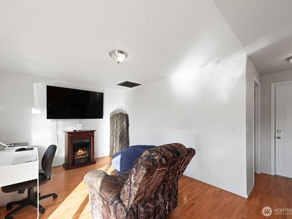 206 1st Avenue E, Pacific WA 98047
