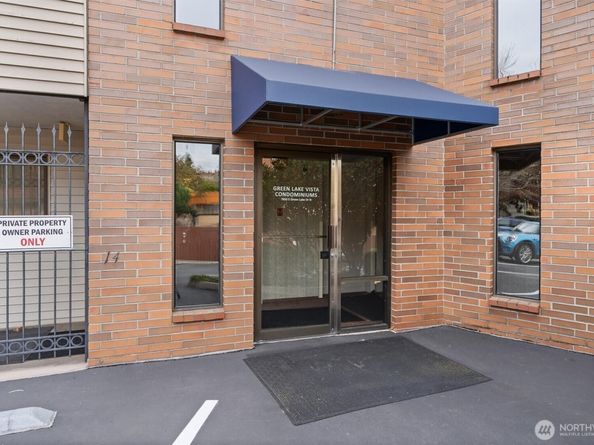 7850 E Green Lake Drive N 204, Seattle WA 98103