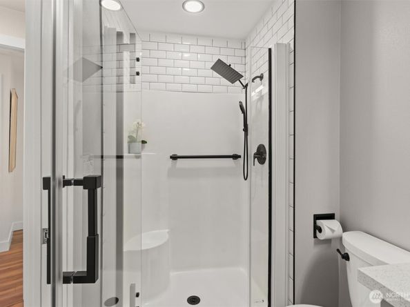 7850 E Green Lake Drive N 204, Seattle WA 98103