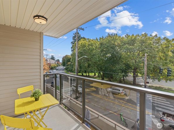 7850 E Green Lake Drive N 204, Seattle WA 98103