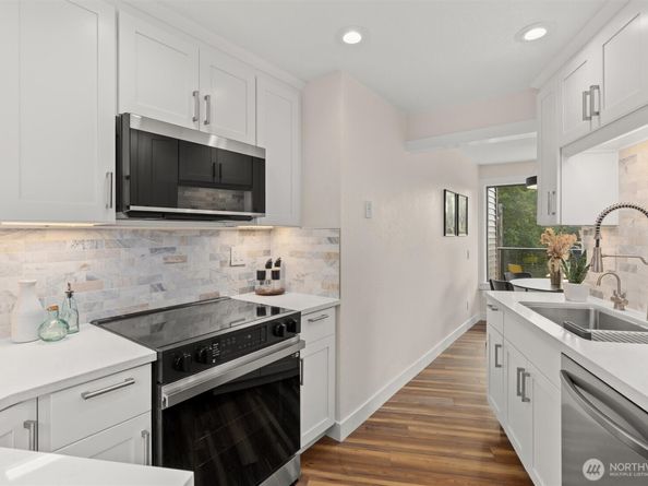 7850 E Green Lake Drive N 204, Seattle WA 98103