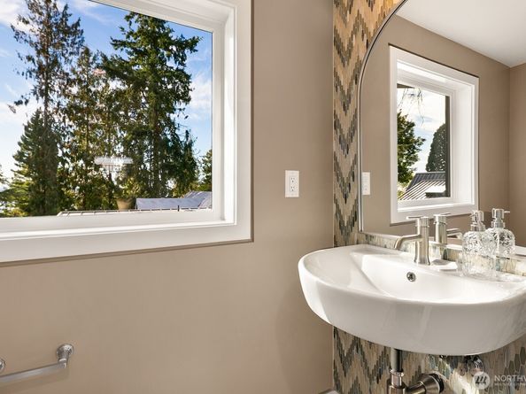 3949 A W Barrett Lane, Seattle WA 98199