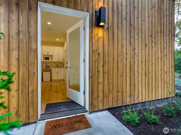 10626 E Riverside Dr, Bothell WA 98011