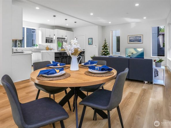 10626 E Riverside Dr, Bothell WA 98011