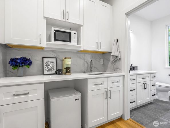 10626 E Riverside Dr, Bothell WA 98011