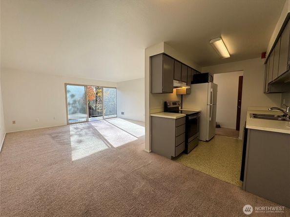 11006 NE 68th Street 829, Kirkland WA 98033