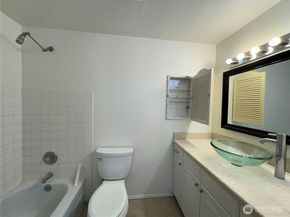 11006 NE 68th Street 829, Kirkland WA 98033