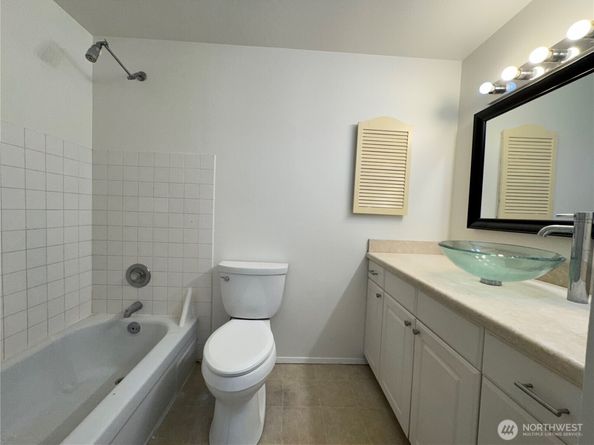 11006 NE 68th Street 829, Kirkland WA 98033