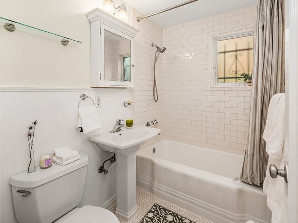 228 Aloha Street 403, Seattle WA 98109
