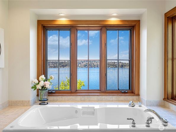 8281 W Mercer Way, Mercer Island WA 98040
