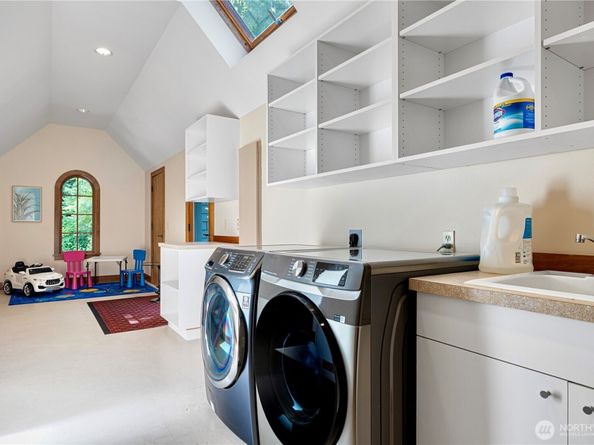 8281 W Mercer Way, Mercer Island WA 98040