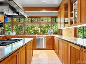 8281 W Mercer Way, Mercer Island WA 98040