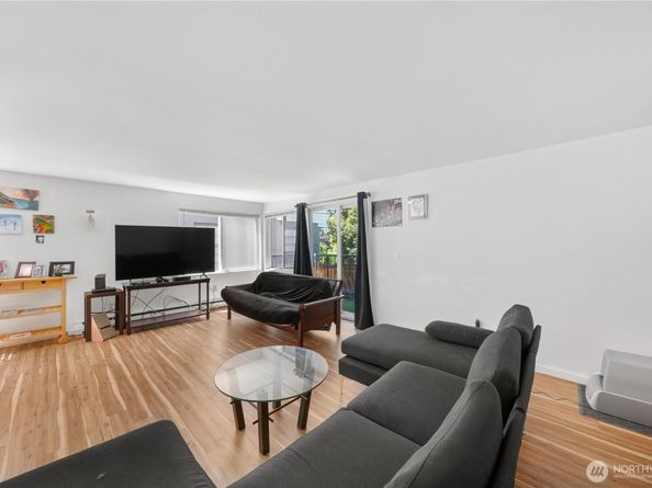 11556 Greenwood Avenue N 105, Seattle WA 98133