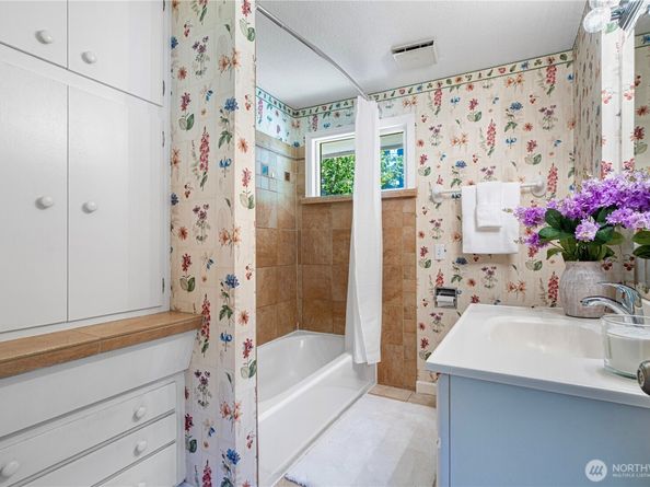 10425 SE 22nd Street, Bellevue WA 98004