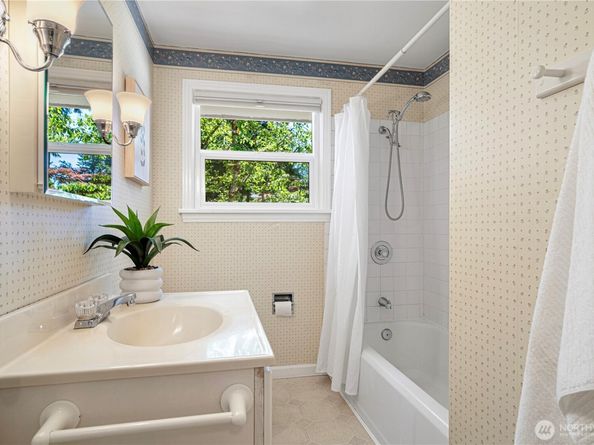 10425 SE 22nd Street, Bellevue WA 98004