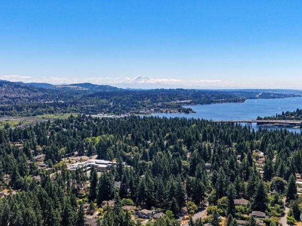 10425 SE 22nd Street, Bellevue WA 98004