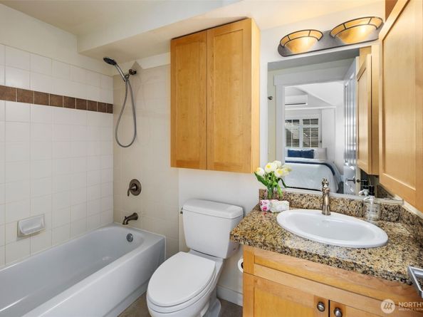 7406 4th Avenue NE, Seattle WA 98115