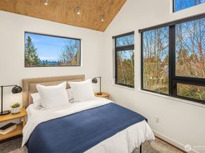 8054 A Brooklyn Avenue NE, Seattle WA 98115