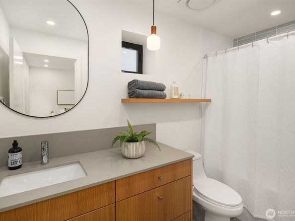8054 A Brooklyn Avenue NE, Seattle WA 98115