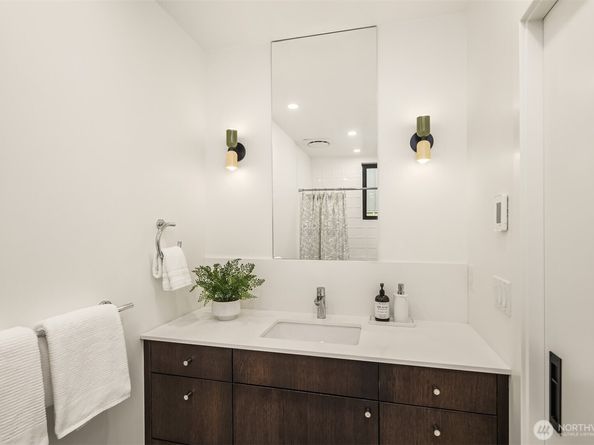 8054 A Brooklyn Avenue NE, Seattle WA 98115