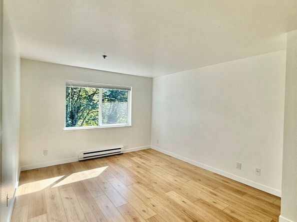 975 Aberdeen Avenue NE E403, Renton WA 98056