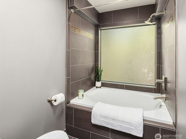 6538 Park Point Way NE, Seattle WA 98115
