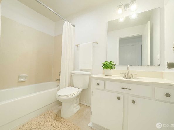 318 S 174th Place K, Burien WA 98148