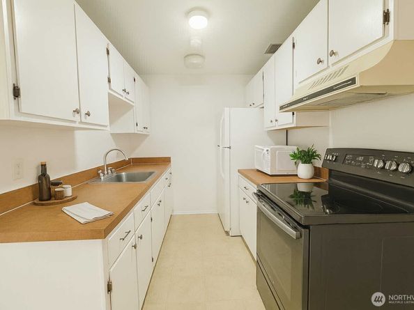 318 S 174th Place K, Burien WA 98148