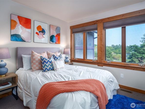937 N 71st Street, Seattle WA 98103