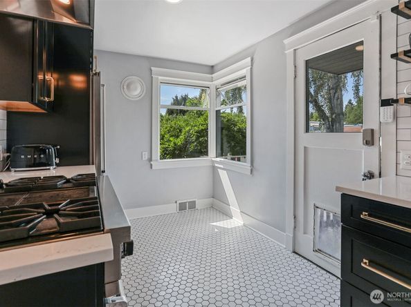 2617 32nd Avenue W, Seattle WA 98199