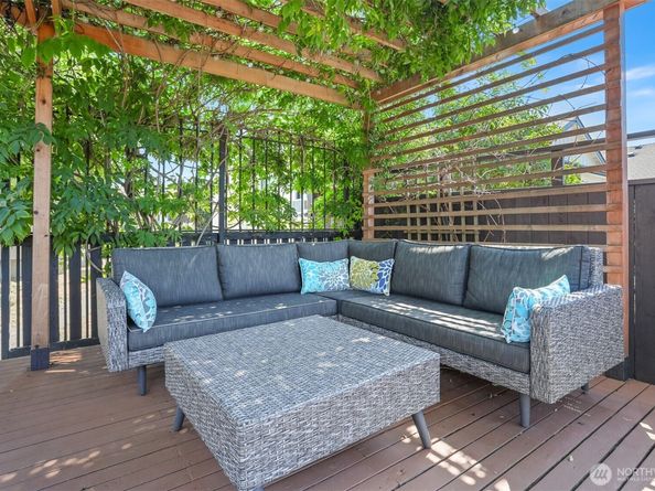 2617 32nd Avenue W, Seattle WA 98199