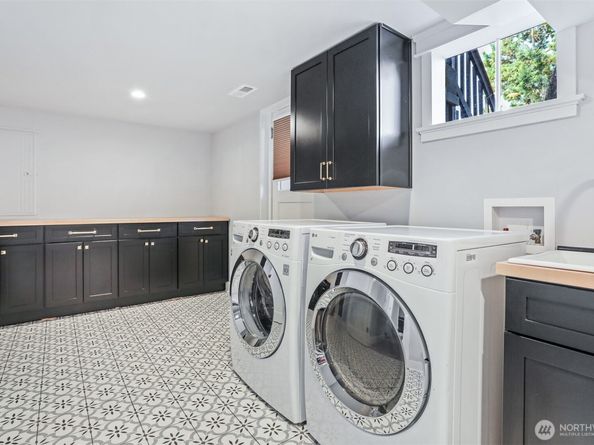 2617 32nd Avenue W, Seattle WA 98199