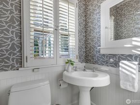 1015 5th Avenue W, Seattle WA 98119