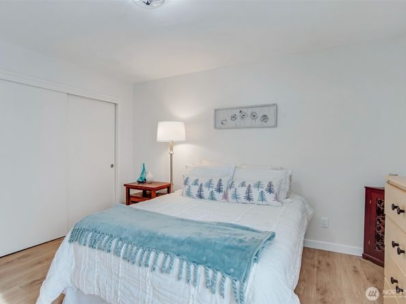 550 Elm Way 408, Edmonds WA 98020