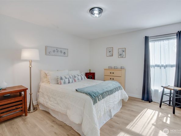 550 Elm Way 408, Edmonds WA 98020