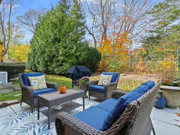 376 Knapps Highway 376, Fairfield CT 06825