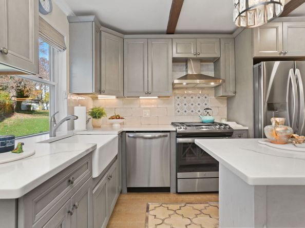 376 Knapps Highway 376, Fairfield CT 06825