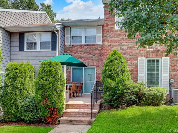 11 Clubhouse Court, Woodbury NY 11797