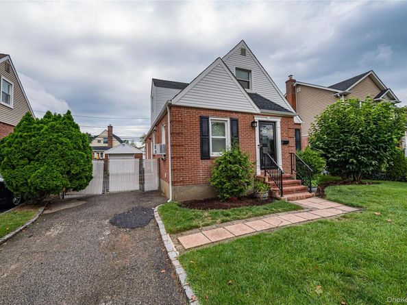 15 Yale Boulevard, New Hyde Park NY 11040