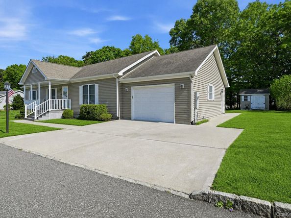 1407 Middle Road 277, Calverton NY 11933