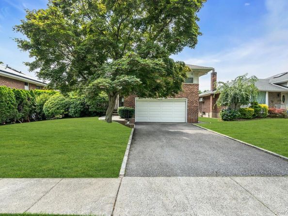 31 Bellwood Drive, New Hyde Park NY 11040